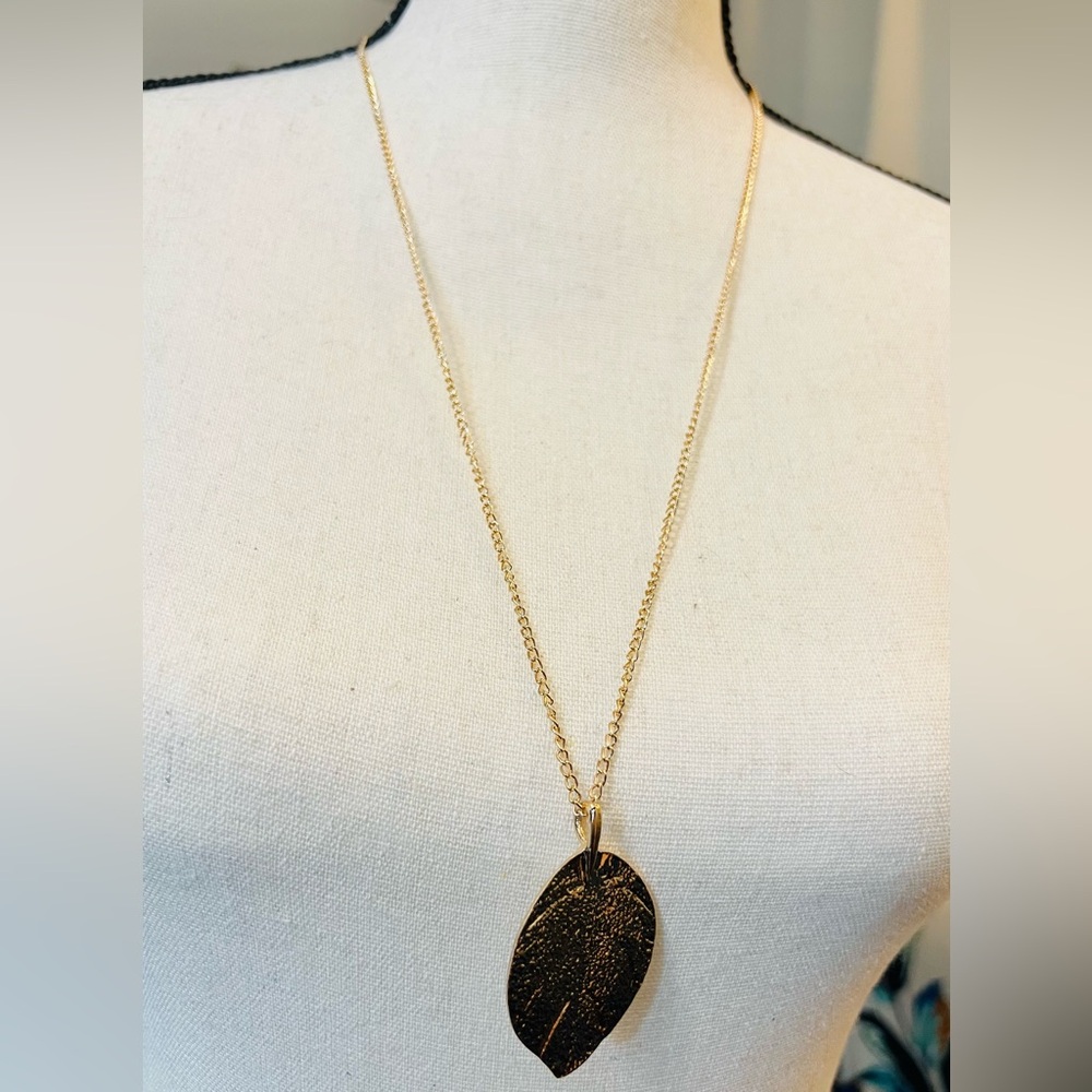 Elegant Gold Tone Leaf Pendant Necklace